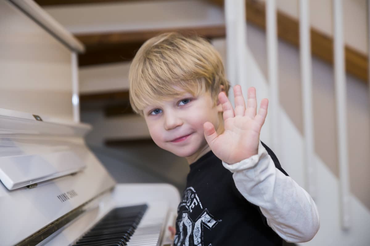 Onni harrastaa painia, mutta pimputtelee mielellään myös pianoa.