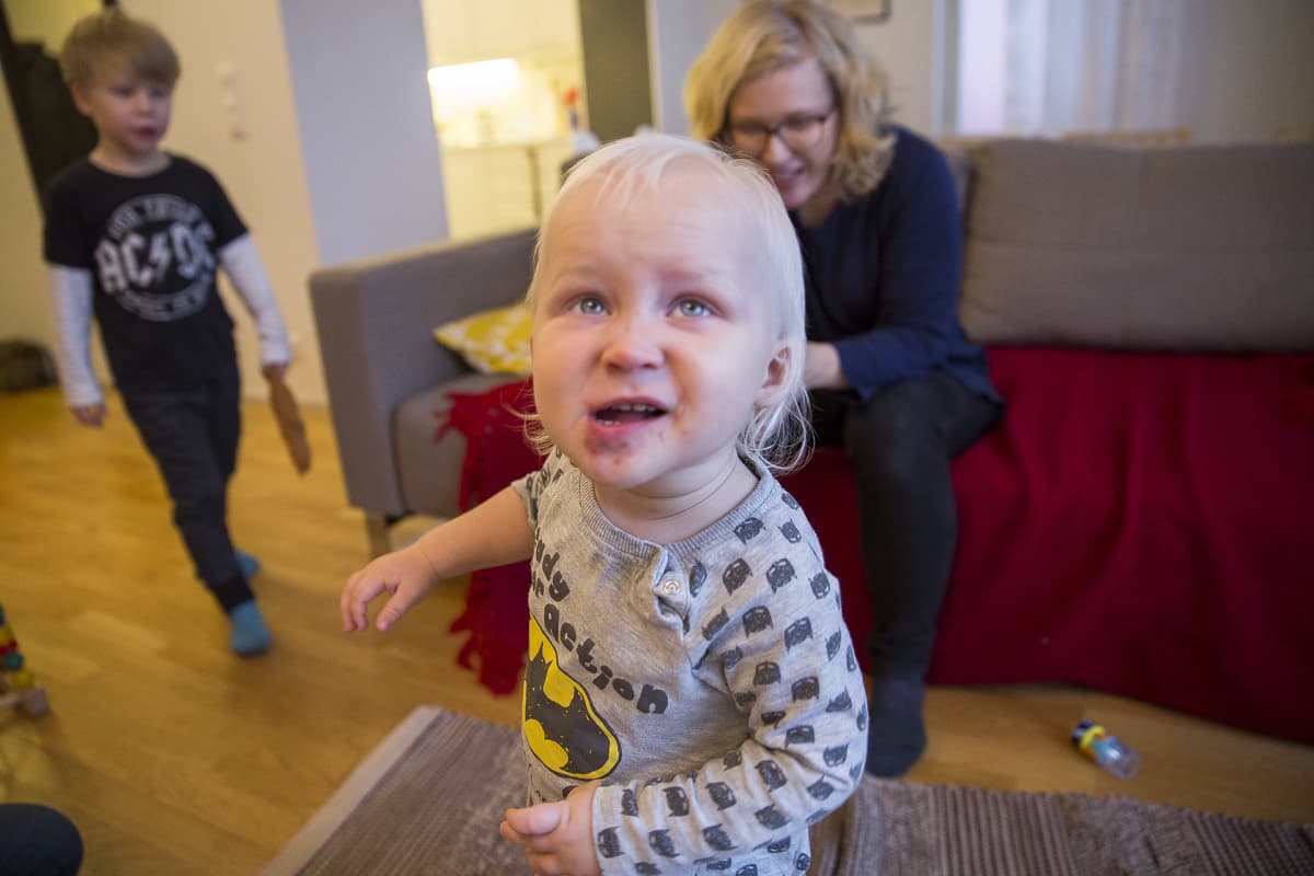 lapsiIsoveljen leikit kiinnostavat Leeviä.