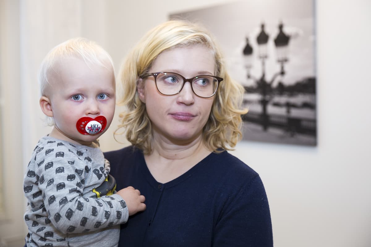 perhekoutisLeevi on päässyt Hanna Jumiskon syliin. Äidin huomio on kaikille sisaruksille tärkeää.