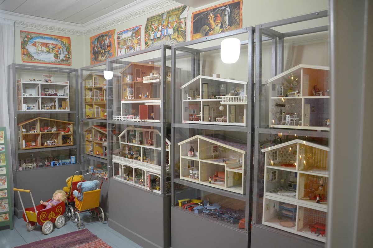 Joulu- ja lelumuseo Lekkermannin huone, jossa on lähes täydellinen lundby-nukkekoti kokoelma