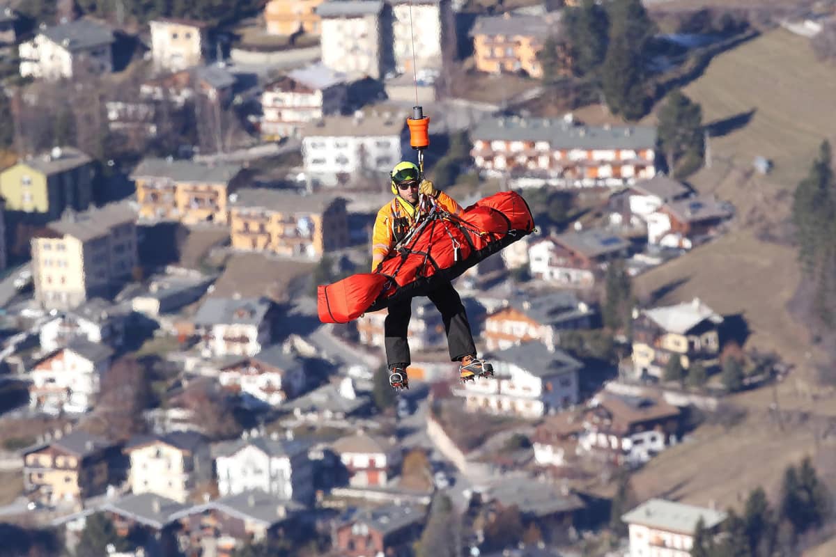 Lääkintähelikopteri nosti suurpujottelukisassa radalta ulos liukunutta Stian Saugestadia Bormiossa, Italiassa lauantaina.