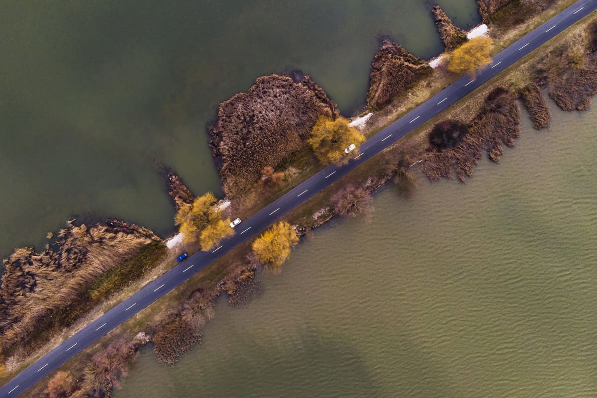 Zalavarin ja Zalaszabarin välinen pengerrys Pikku-Balatonilla Unkarissa.