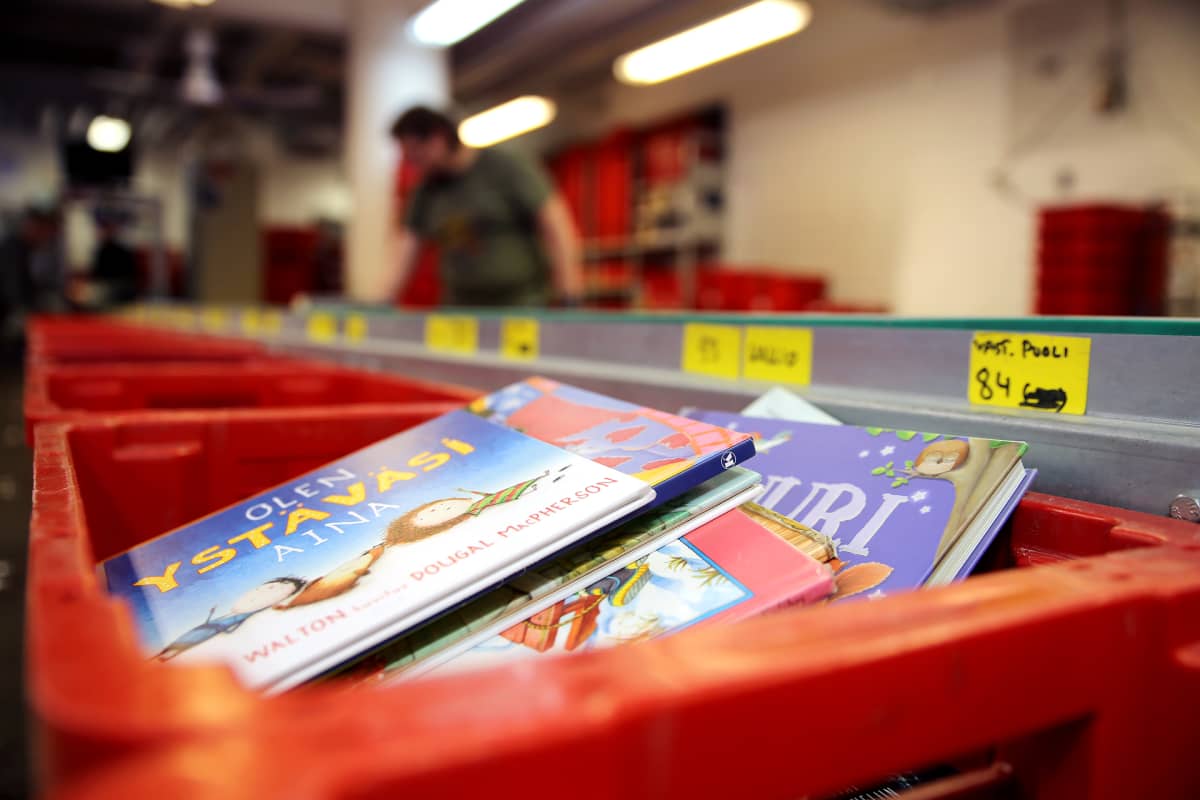 Lastenkirjoja laatikoissa Helsingin kaupunginkirjaston logistiikkayksikössä.