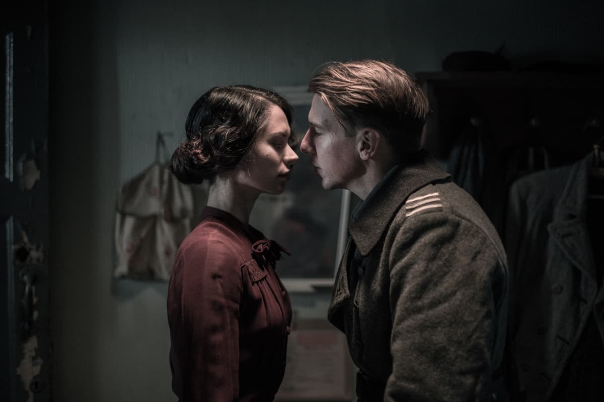 Vera (Diana Pozharskaya) ja Hietanen (Aku Hirviniemi)