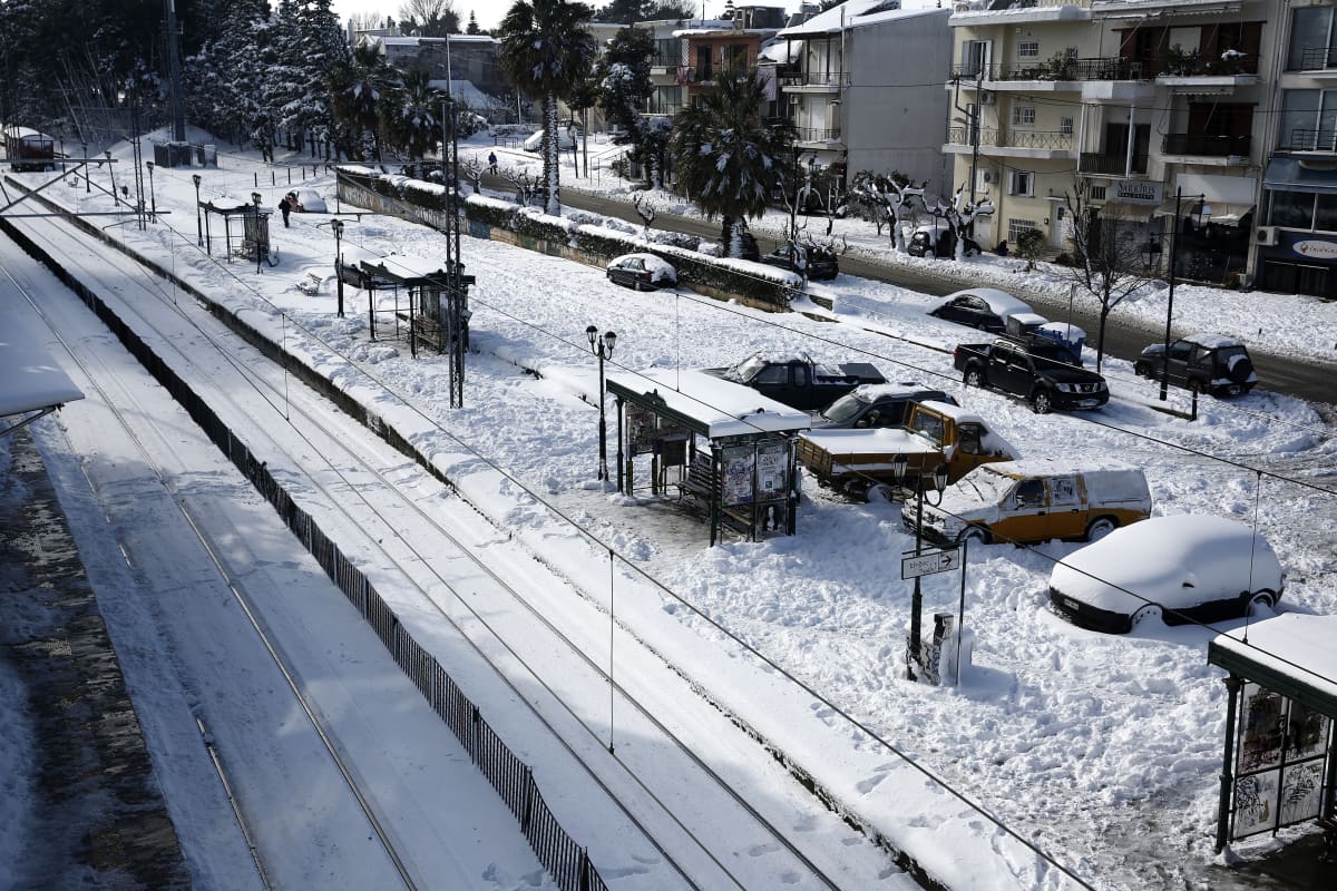 Agios Stefanosin lähiöön Ateenan pohjoisosassa on satanut reilusti lunta.