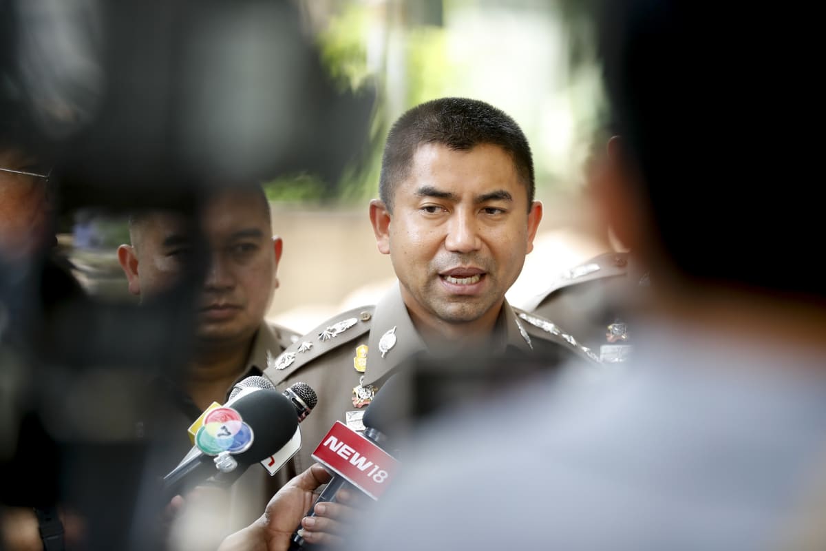 Thaimaan johtava maahantuloviranomainen Surachate Hakparn puhui lehdistölle Saudi-Arabian Bangkokin-lähetystön edessä 7. tammikuuta 2019.