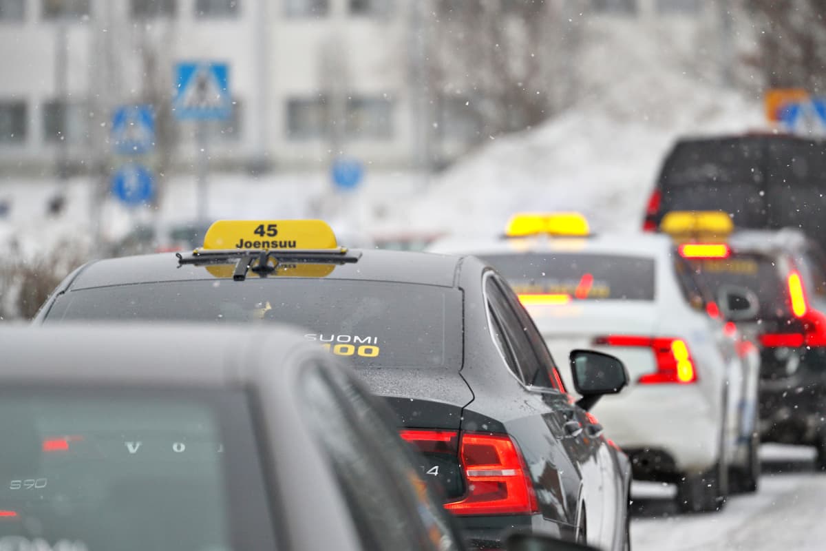 Taksiautoja pysäkillä.