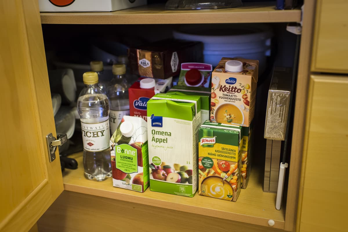 Kuvassa ruoka-aineita ja vettä komerossa.