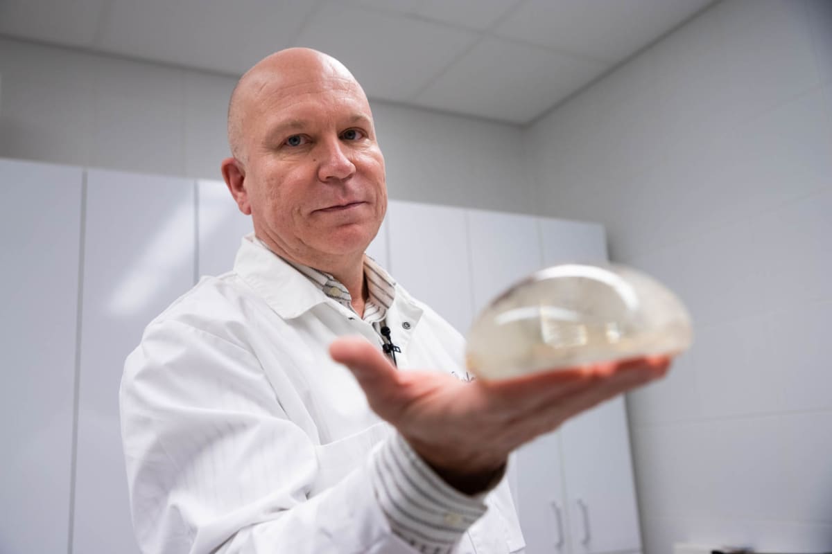 Plastiikkakirurgi Heikki Kupi tekee vuosittain kymmeniä silikoni-implanttien korjausleikkauksia.