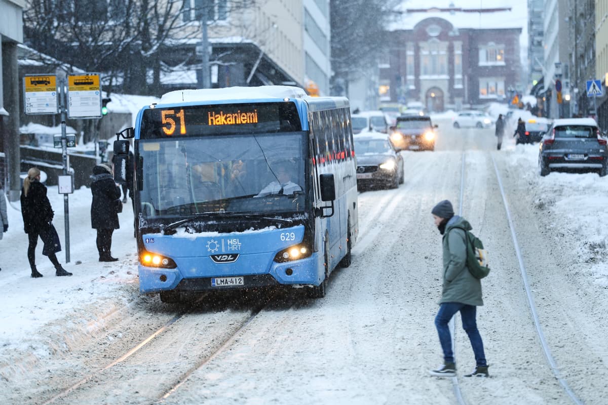 Bussi liikenteessä