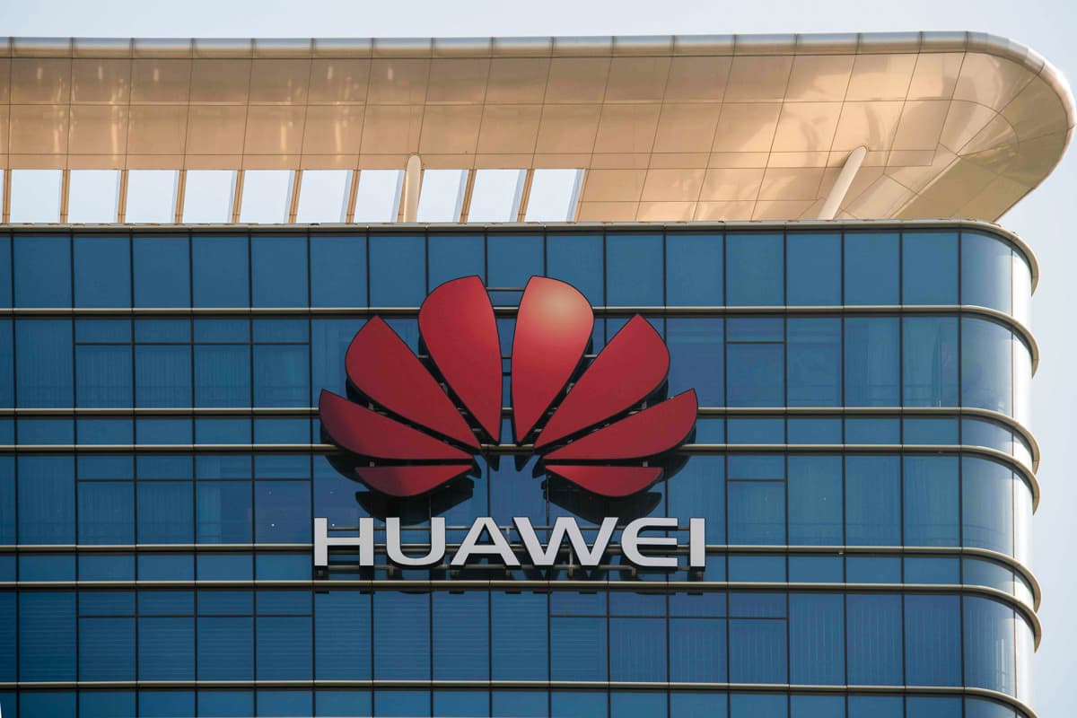 Huawei logo seinässä