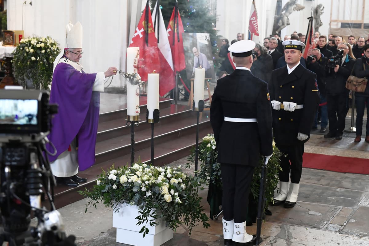 Siunaustilaisuus Pyhän Marian kirkossa Gdanskissa.