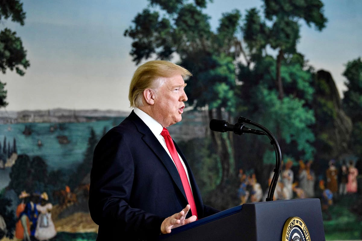 Yhdysvaltain presidentti Donald Trump pitämässä tiedoitustilaisuutta Valkoisessa talossa.