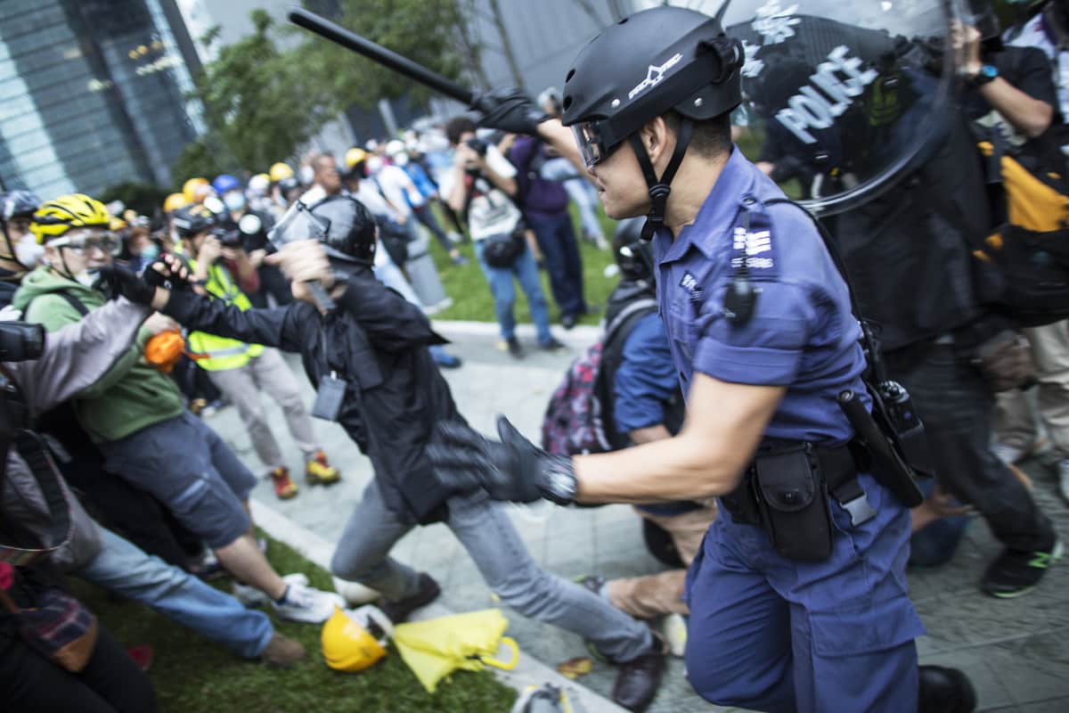 Poliisit hajoittivat sateenvarjomielenosoitukset loppuvuodesta 2014.