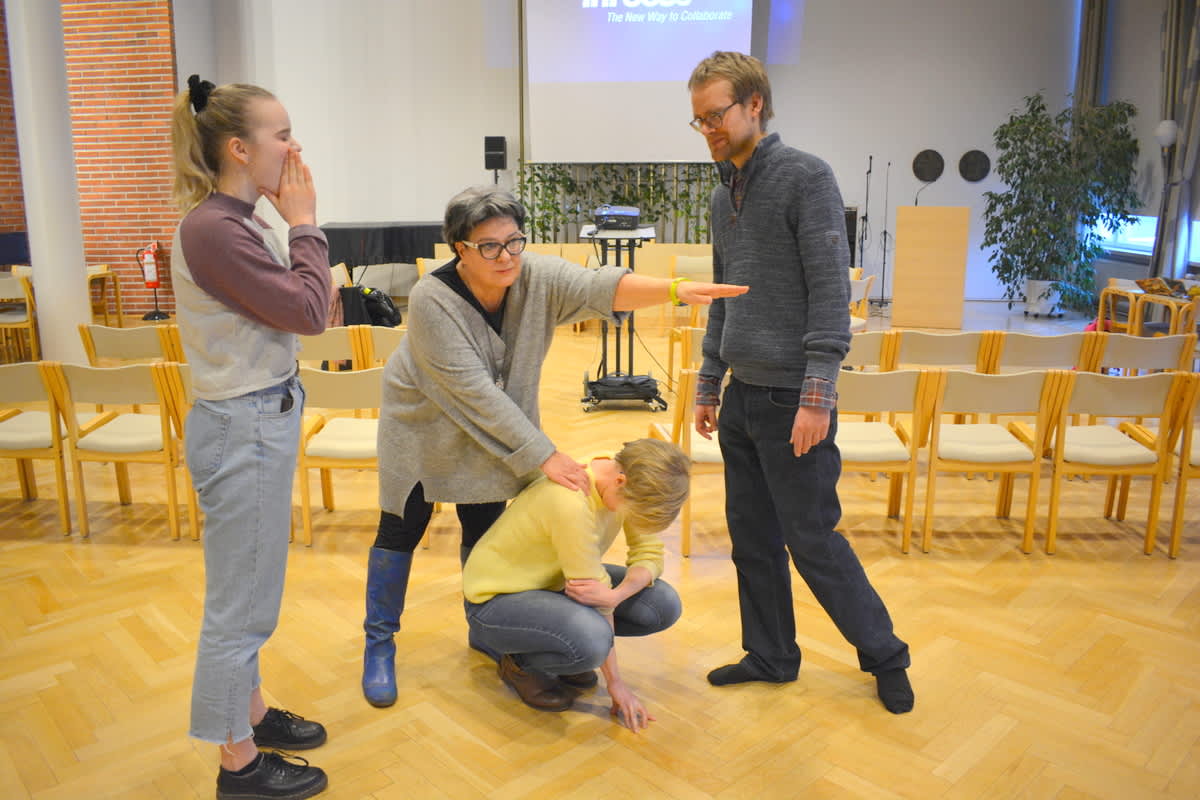 Ilmastoahdistustyöpajan osallistujat tekivät tunteistaan patsaan.