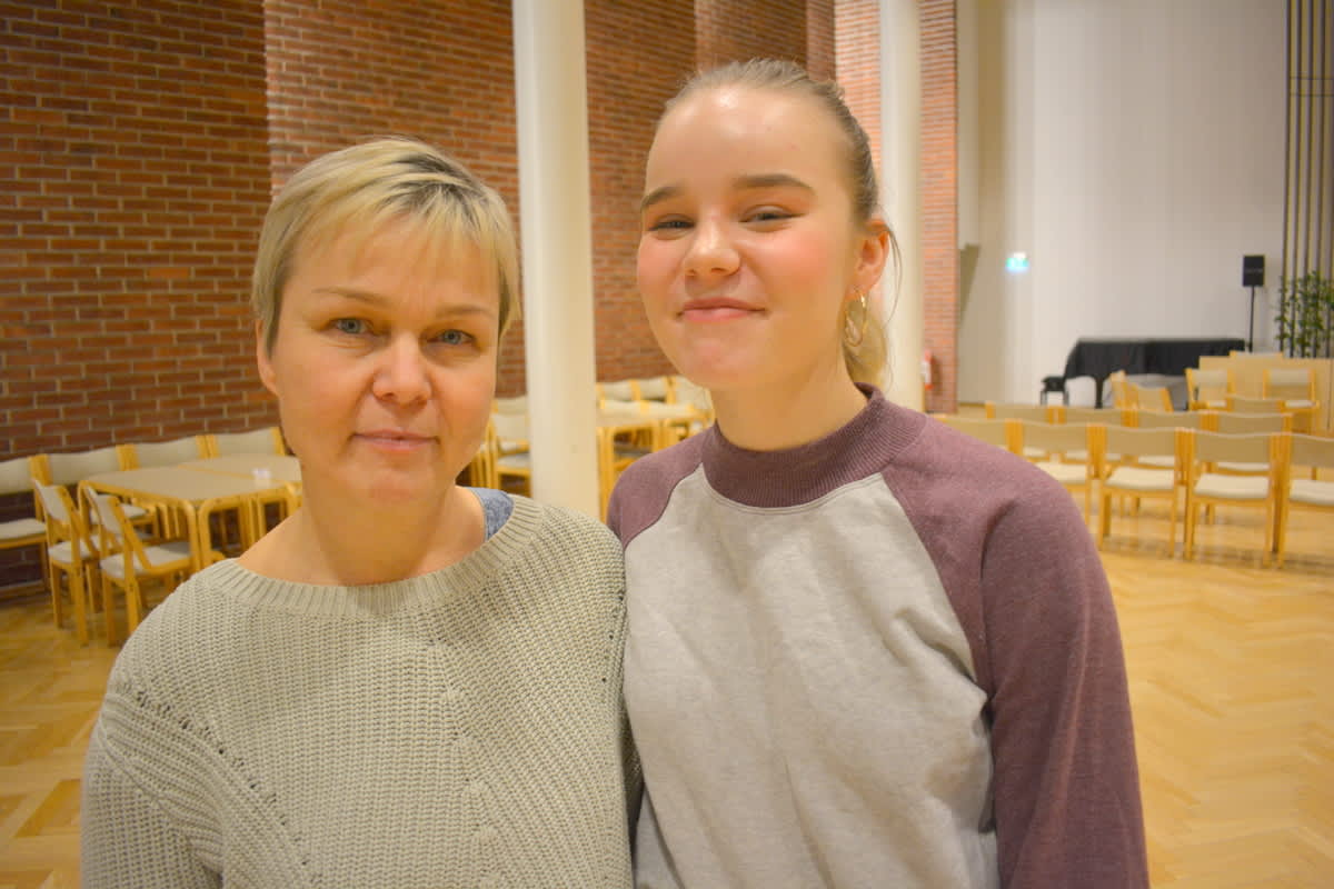 Minna Hamarila lähti tyttärensä Viivin kanssa purkamaan ilmastoahdistustunteitaan työpajaan.