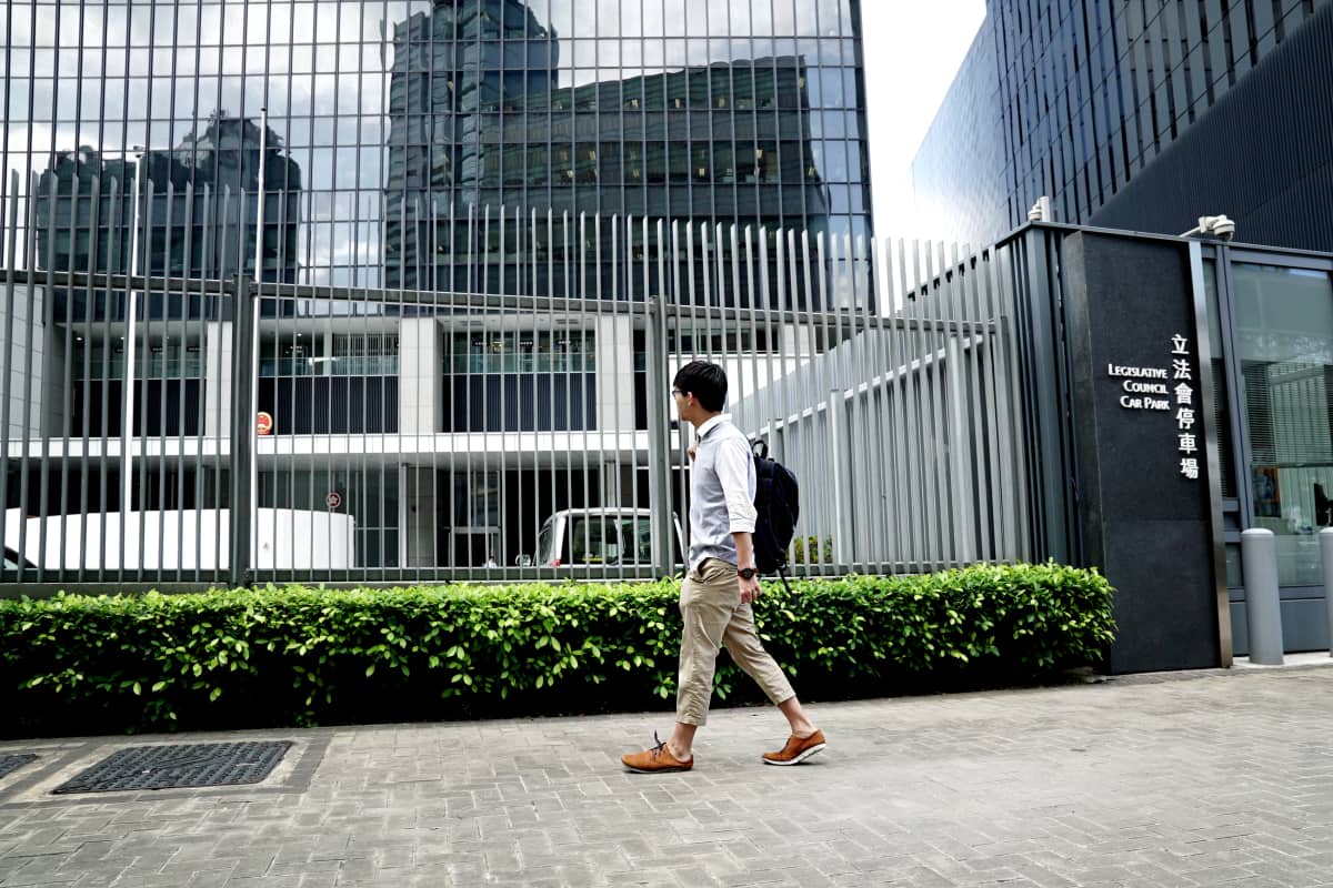 Hongkongin lainsäädäntöneuvostonopäärakennuksen eteen rakennettiin aita sen jälkeen kun Joshua Wong oli usuttanut opiskelijat valtaamaan rakennuksen edustan.