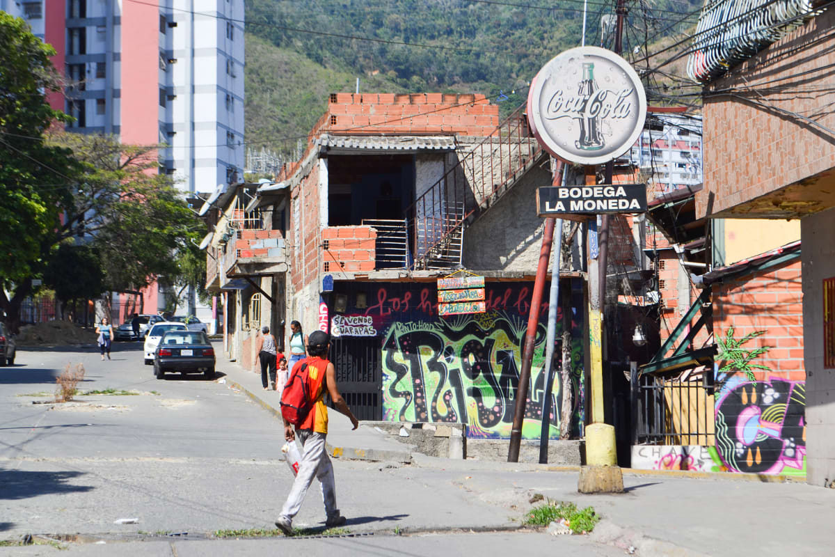 Pinto Salinasin slummissa elämä on taistelua päivästä toiseen. Myös täällä odotetaan, että Nicolas Maduro syöstään vallasta.