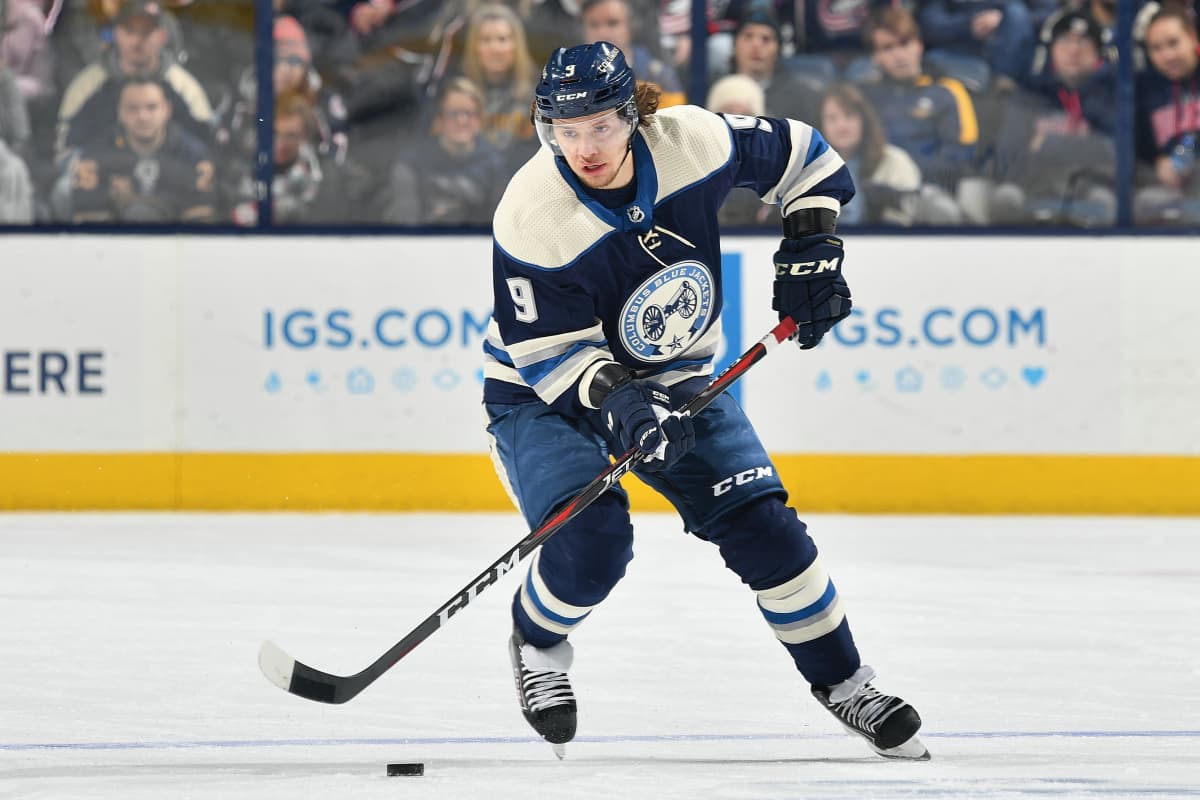 Artemi Panarin kuljettaa kiekkoa.