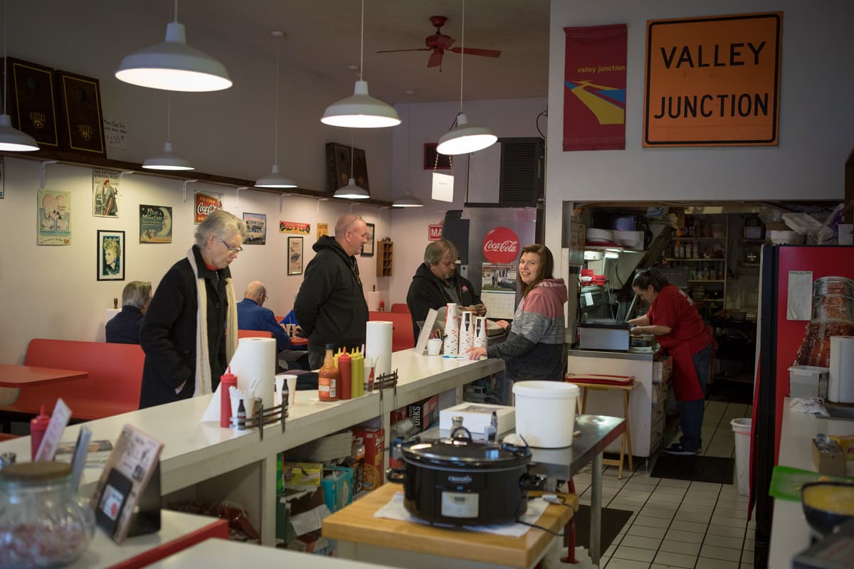 Paula´s cafe on periamerikkalainen diner-kuppila Des Moinesin esikaupunkialueella. Vilkkaan keskustelun lisäksi myös politiikka puhututtaa.