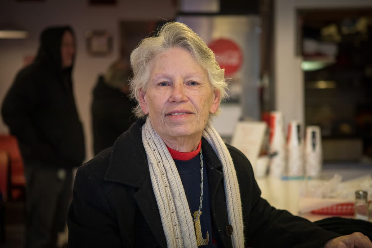Iowalainen Jannae Lutter on lounaalla. Hänen mielestään presidenttikisassa on jo aivan liikaa ehdokkaita. Paula´s cafe on periamerikkalainen diner-kuppila Des Moinesin esikaupunkialueella. Vilkkaan keskustelun lisäksi myös politiikka puhututtaa.