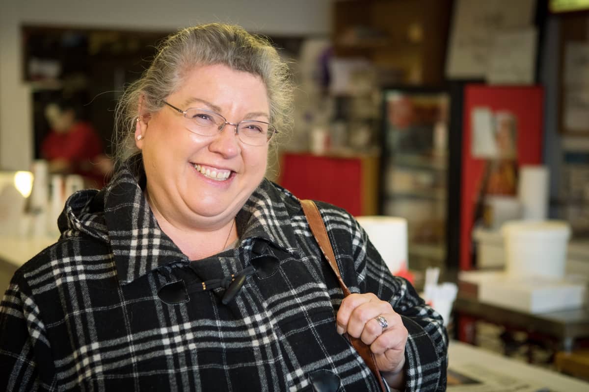 Iowalainen Piper Harlan nappaa lounaan mukaansa. Hän toivoisi poliitikkojen löytävän yhteisen sävelen. Paula´s cafe on periamerikkalainen diner-kuppila Des Moinesin esikaupunkialueella. Vilkkaan keskustelun lisäksi myös politiikka puhututtaa.