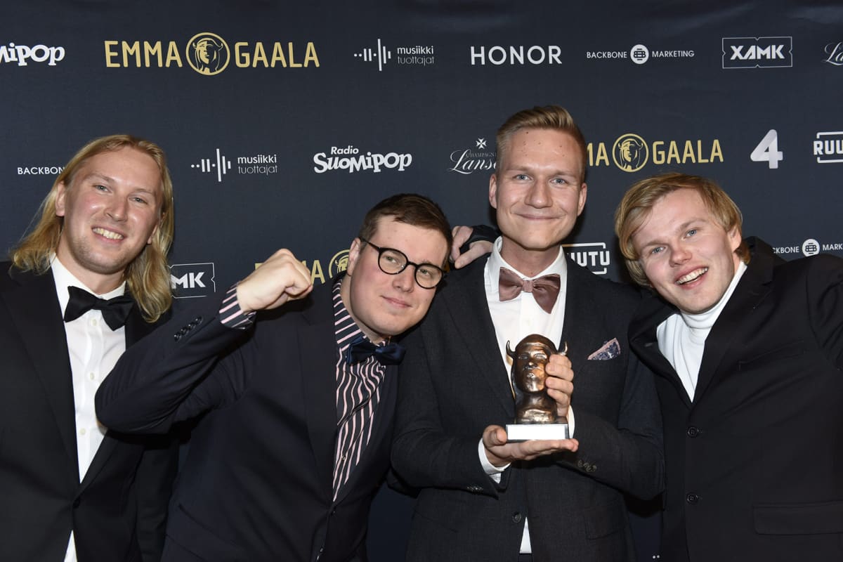 Gasellit-yhtye vastaanottivat Vuoden Yhtye Emman Emma-gaalassa.