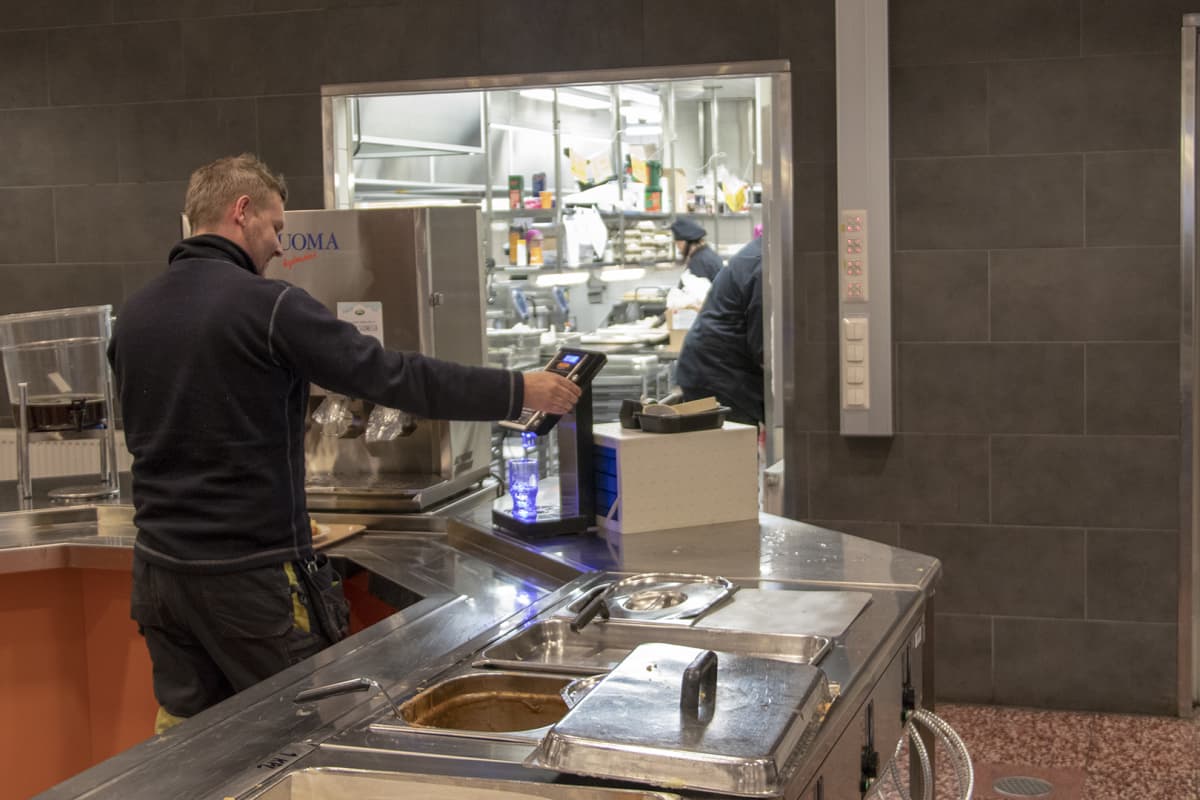 Raahen terästehtaan ruokalan jakelulinjasto.