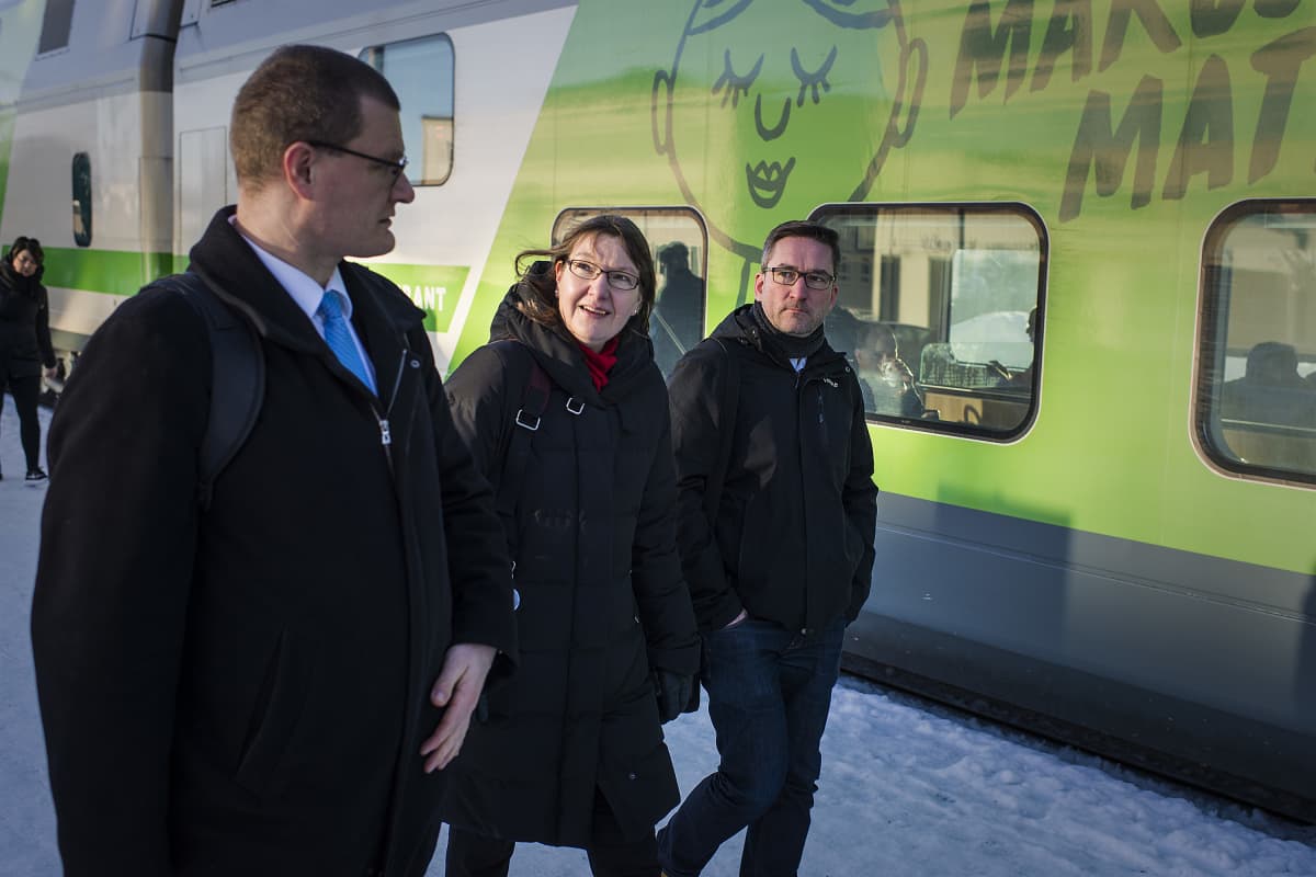 Ihmisiä rautatieasemalla.