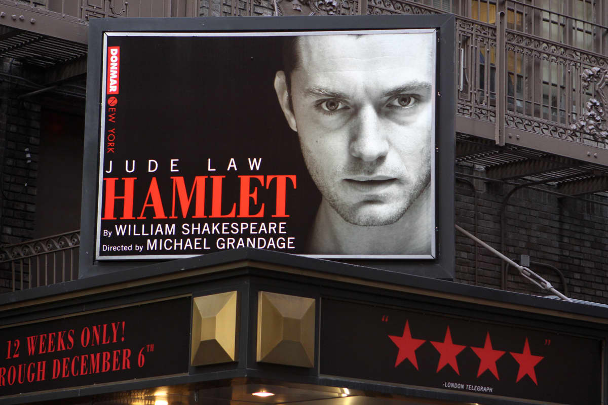 Hamlet -näytelmän mainos Broadwaylla New Yorkissa.