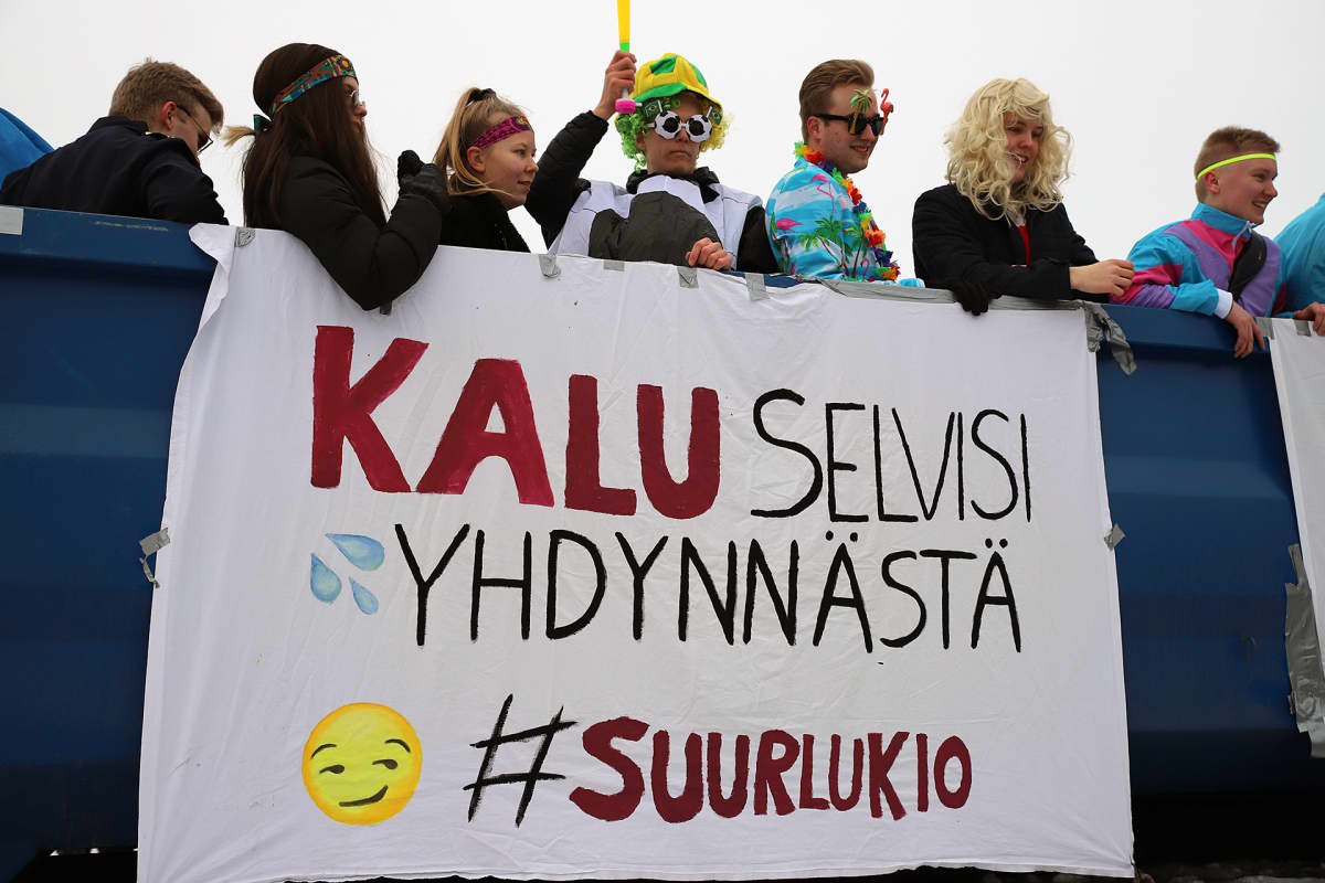 Penkkarirekassa teksti Kalu selvisi yhdynnästä #suurlukio