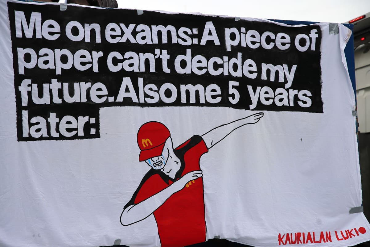 Penkkarirekassa teksti Me on exams: A piece of paper can't decice my future. Also me 5 years later
