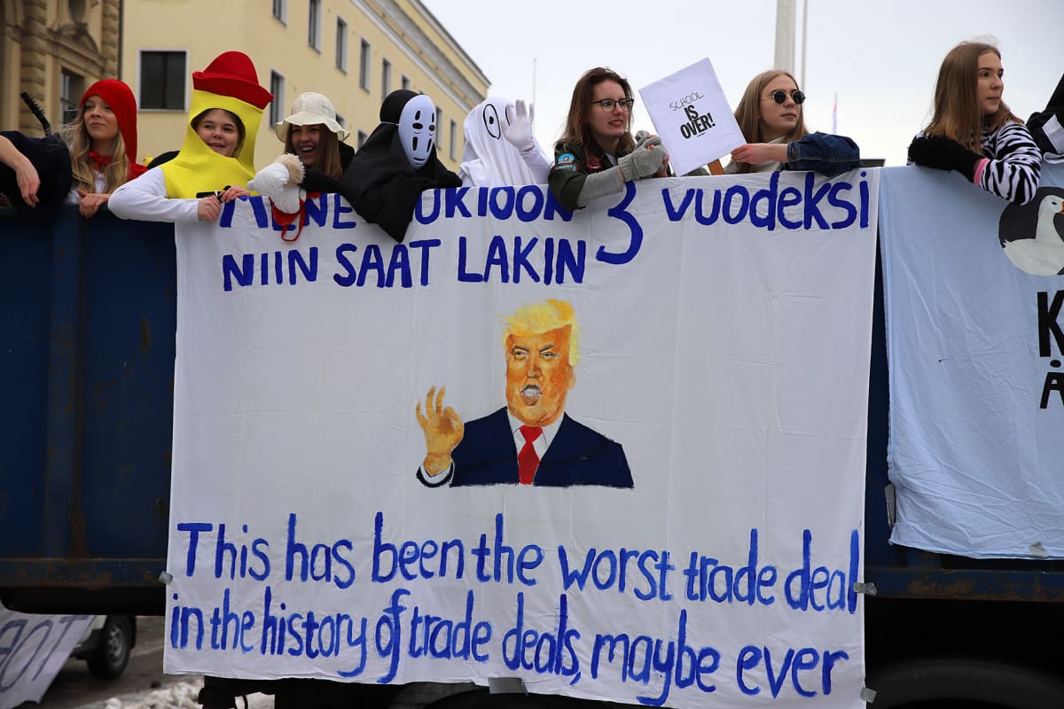 Penkkarirekassa Trump-piirroksen ympärillä tekstit "Mene lukioon 3 vuodeksi niin saat lakin" ja "This has been the worst trade deal in the history of trade deals, maybe ever"
