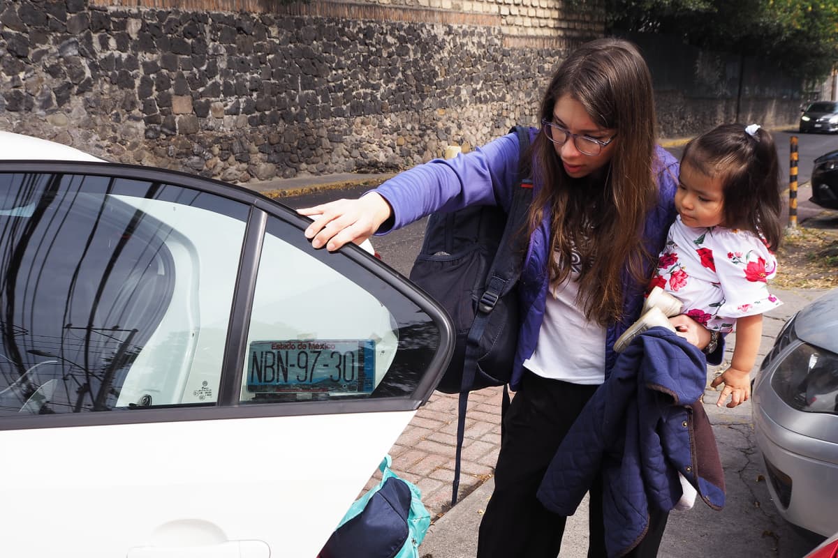 Elisa Sánchez Rojas auttaa lapset pois autosta