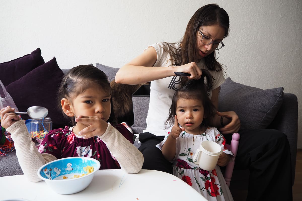 Elisa Sánchez Rojas kampaa tyttäriään ennen päiväkotiin lähtöä.