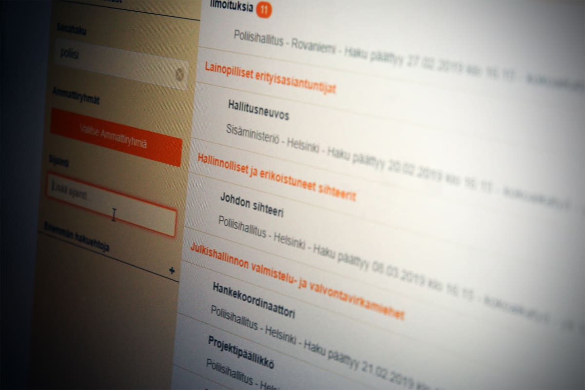 Ilmajokelainen ysiluokkalainen Veera Takala tarkisti netistä, mitä työpaikkoja poliisissa on tarjolla tällä hetkellä.