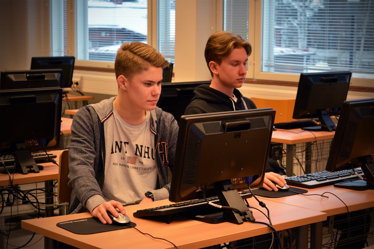 Ysiluokkalaiset Markus Kinnunen (vas.) ja Jaakko Hautaniemi hakevat yhteishaussa lukioon.