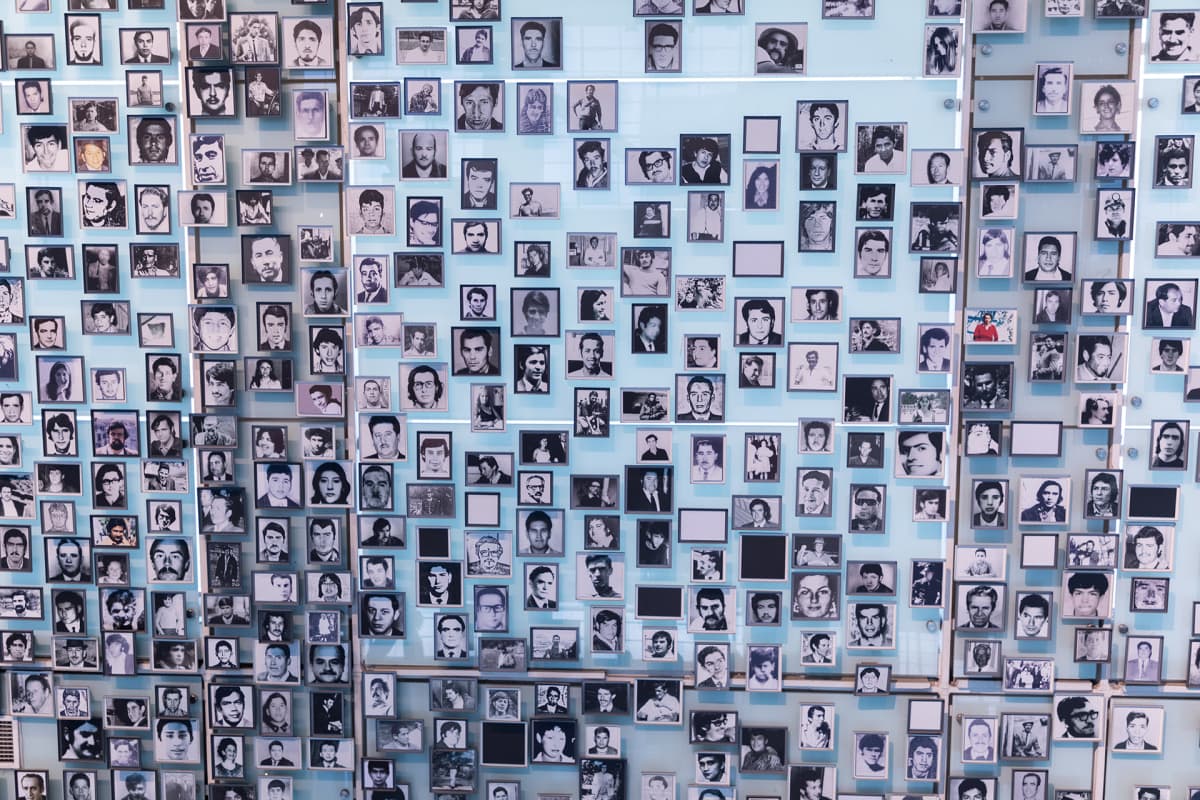 Pinochet'n diktatuurin aikaan kadonneiden ihmisten kuvia museon seinällä.
