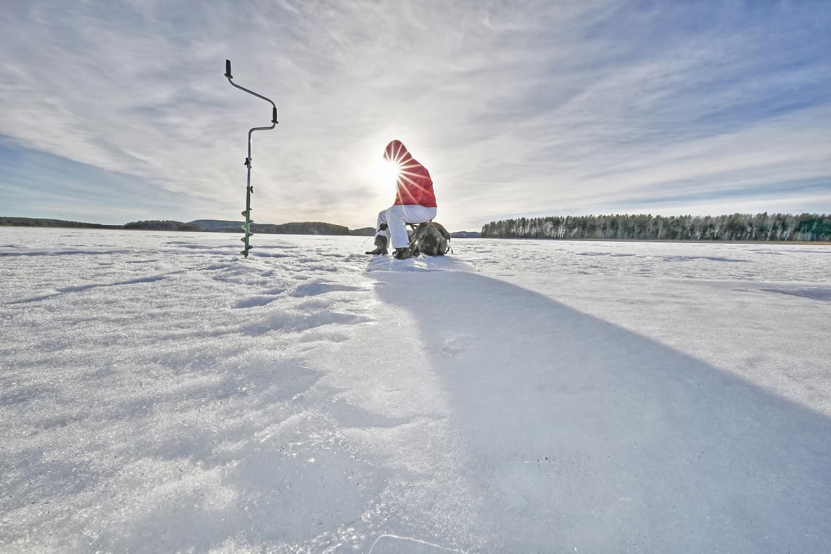 Pilkkijä Pielisellä.