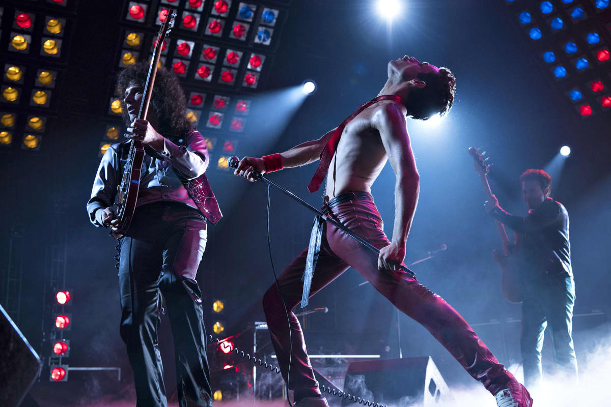 Rami Malek (etualalla) esittää Bohemian Rhapsody -elokuvassa Freddie Mercurya ja Gwilym Lee kitaristi Brian Mayta.