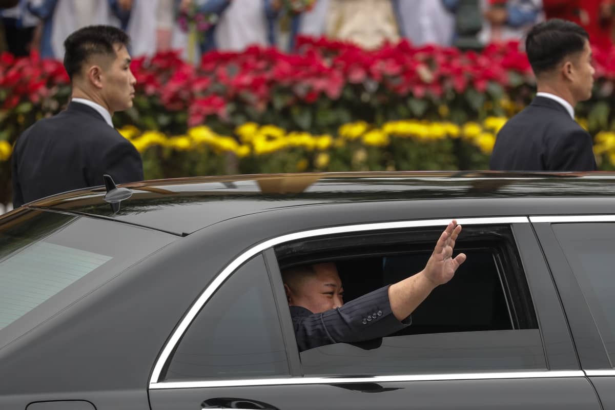 Vietnamiin saapuneen Kimin on määrä tavata Yhdysvaltain presidentti Donald Trump keskiviikkona.