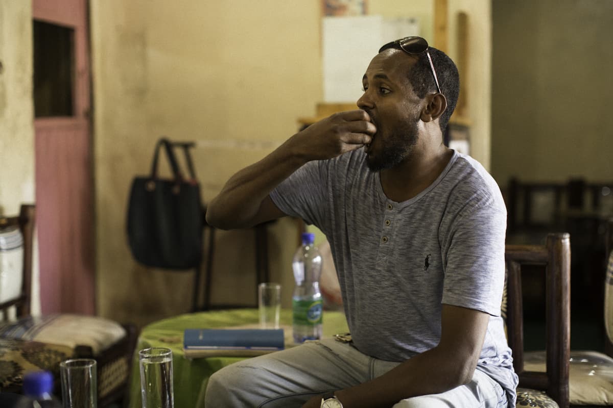 Abdi Ahmed syö injeraa.
