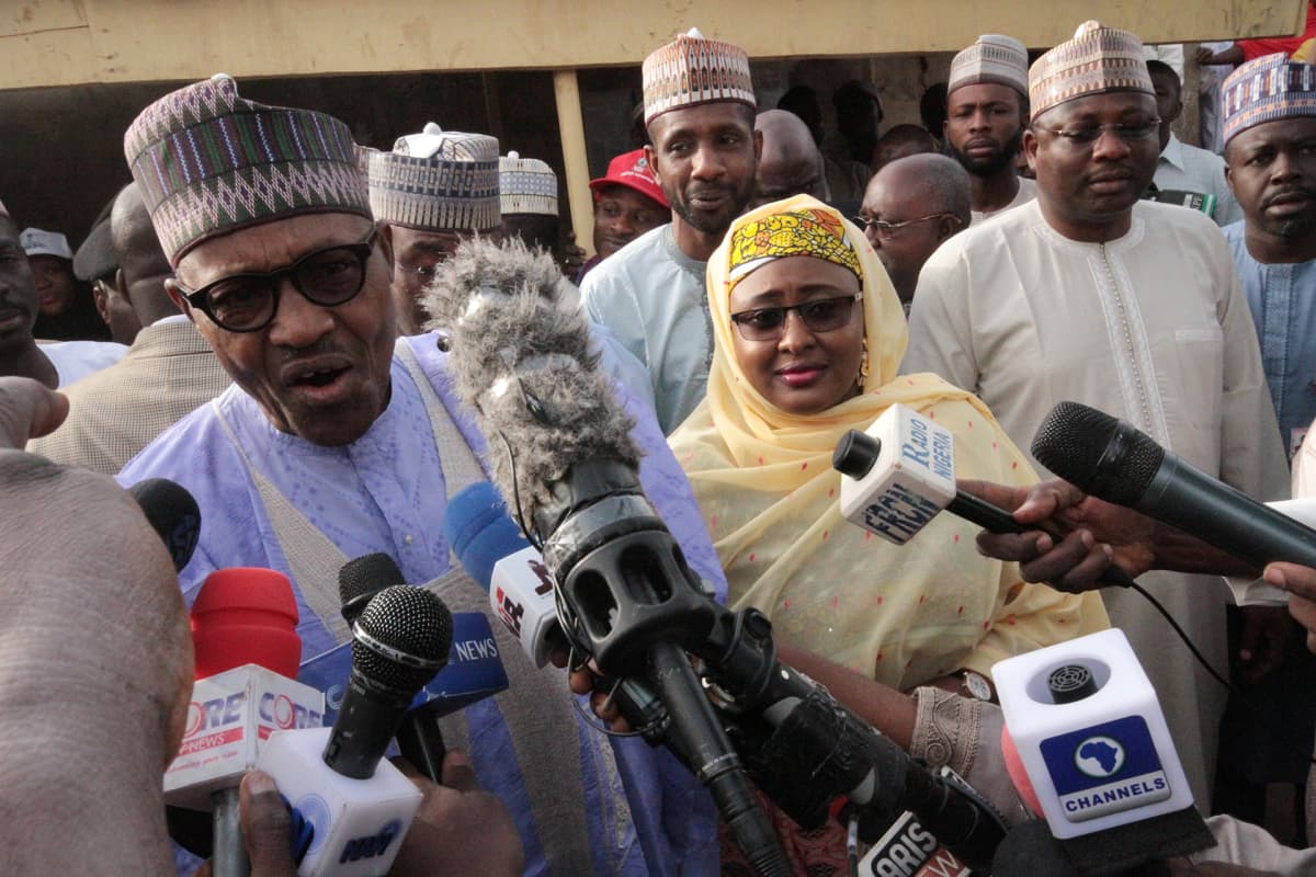 Muhammadu Buhari puhui medialle äänestyspaikalla Katsinassa, Nigeriassa 23. helmikuuta.