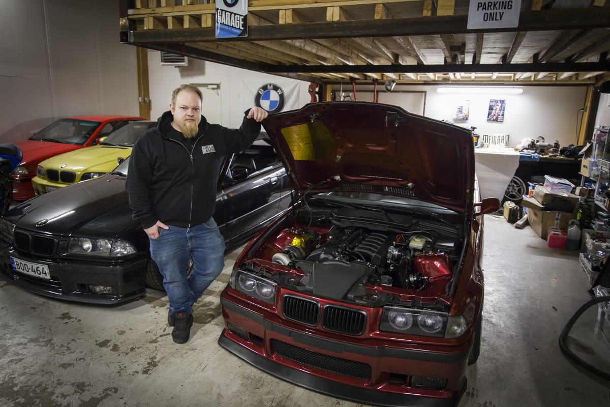 Lassi Räikkönen BMW:nsä kanssa.