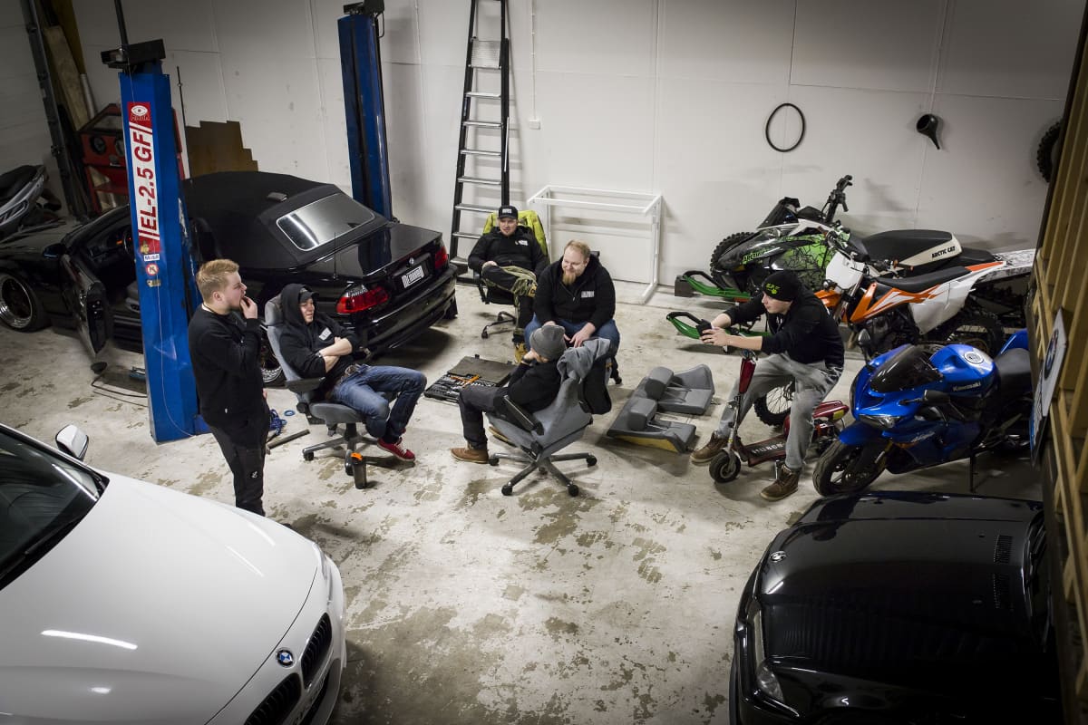 Miehiä autotallissa.