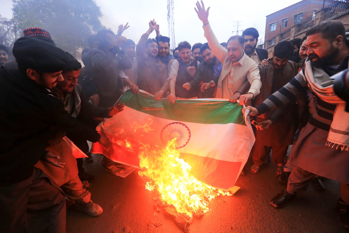 Pakistanilaiset protestoivat Intiaa vastaa.