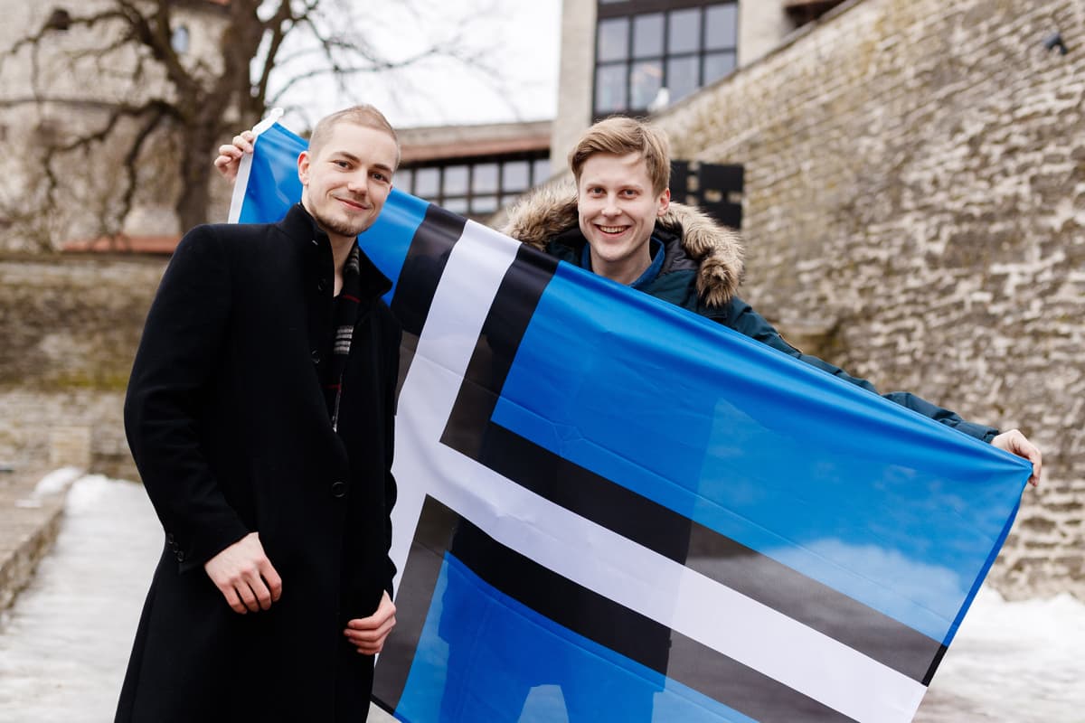 Jaan-Matti Saul ja Peedu Tuisk esittelevät ristilippua Tallinnassa