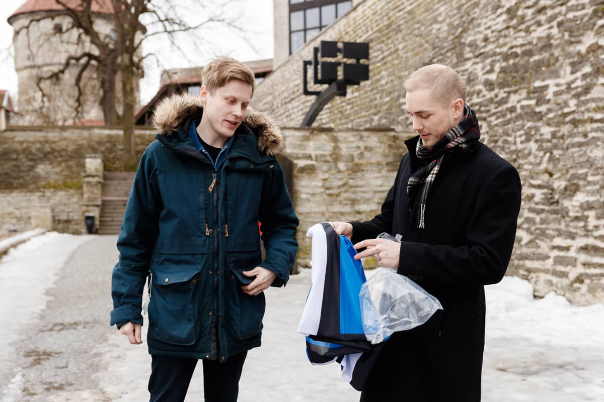 Jaan-Matti Saul ja Peedu Tuisk pakkaavat ristilippua Tallinnassa