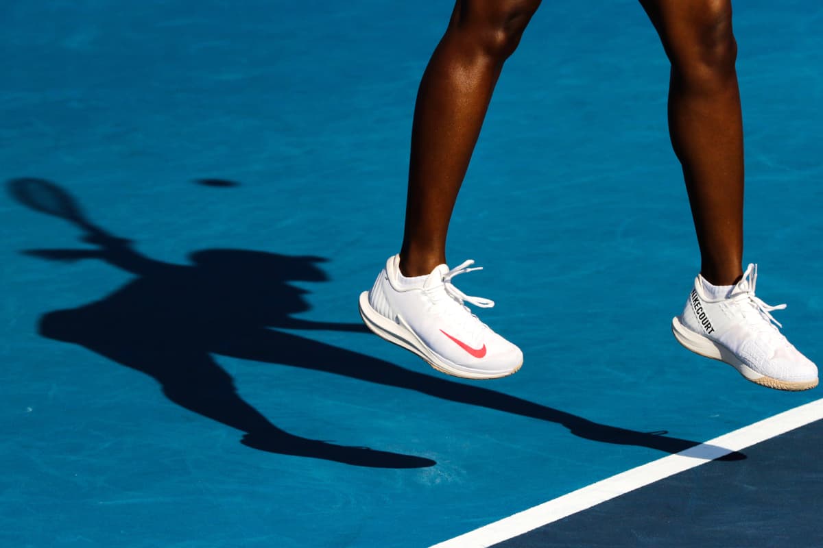 Sloane Stephensin varjokuva tenniskentällä.