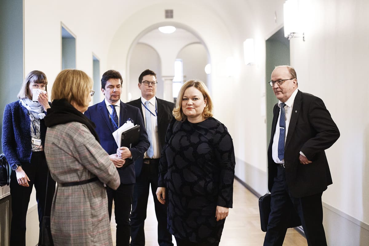 Sosiaali- ja terveysvaliokunnan puheenjohtaja Krista Kiuru, Annika Lapintie Tapani Tölli ja valiokuntaneuvos Matti Marttunen eduskunnassa 4. maaliskuuta.